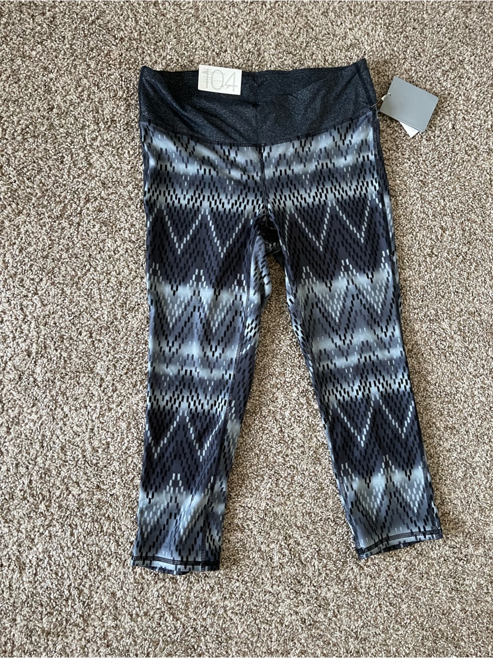 Black & Gray Zigzag Active Capri Leggings